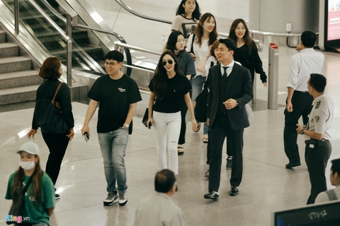 Jessica Jung được bảo vệ nghiêm ngặt khi đến sân bay Tân Sơn Nhất