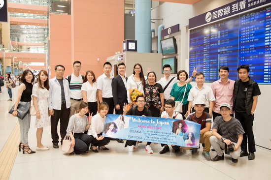 Vừa xuống sân bay Osaka, Phạm Hương đã nhận được sự yêu mến của nhiều sinh viên Việt Nam tại Nhật Bản, các bạn đã bắt chuyến xe hơn 100km để đón Phạm Hương và chụp ảnh cùng đoàn.