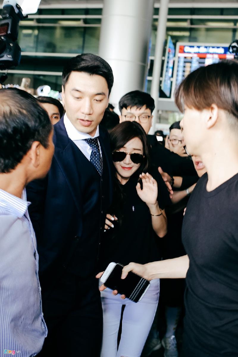 Nhiều người hâm mộ Việt Nam có mặt ở sân bay Tân Sơn Nhất từ sớm để chờ đợi thần tượng. Vệ sĩ riêng của Jessica bảo vệ cô khi bước từ cửa sân bay đến xe hơi riêng.