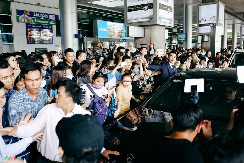 Hàng nghìn bạn trẻ có mặt ở sân bay để chào đón thần tượng xứ kim chi. 