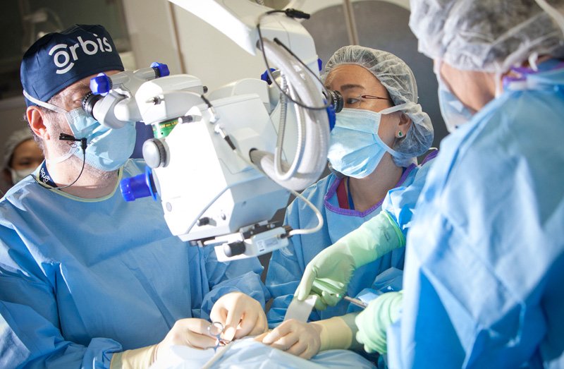 Bác sĩ phẫu thuật tình nguyện là những chuyên gia giỏi đến từ 80 quốc gia 