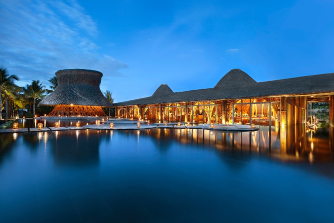 Naman Retreat được phát triển bởi Tập đoàn Empire và vận hành bởi Naman Hospitality. Dự án nằm trải dài trên bãi biển Đà Nẵng - một trong 6 bãi biển đẹp nhất hành tinh do Tạp chí Forbes (Mỹ) bình chọn. Khu nghỉ dưỡng này cũng giành 5 giải thưởng kiến trúc quốc tế hạng mục Pure Spa năm 2015 và Khu nghỉ dưỡng Chăm sóc sức khỏe toàn diện hàng đầu Việt Nam 2016.