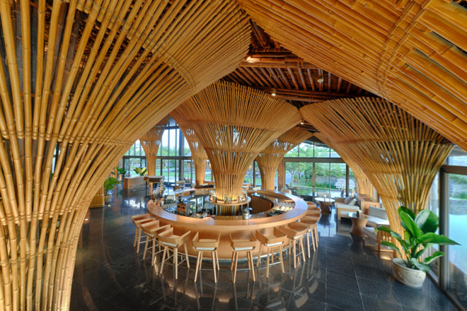 Hình ảnh làng quê Việt được thể hiện rõ nét qua thiết kế với chất liệu từ tre, gỗ, đá…