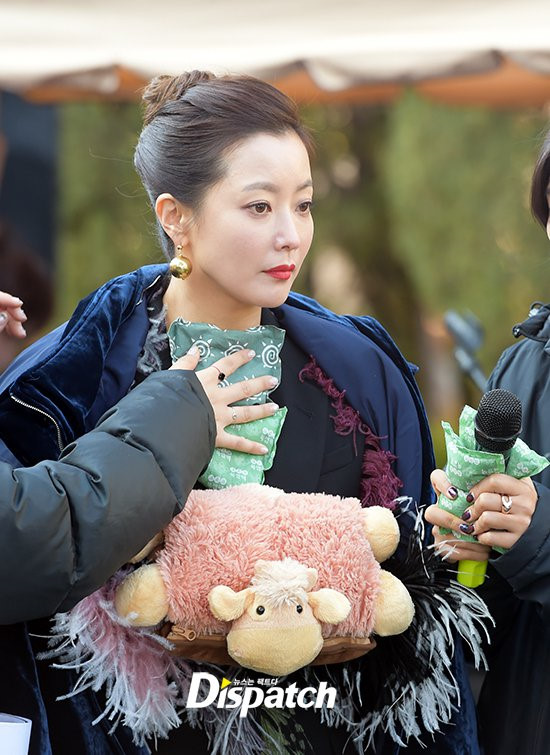 Cô được ê-kíp chăm sóc cẩn thận trên trường quay. Cuộc sống giàu sang của nhân vật Kim Hee Sun nhanh chóng vụt tắt khi bị chồng phản bội, cơ nghiệp của bố chồng lao đao. Bộ phim còn nhân vật quan trọng khác là Park Bo Ja - người giúp việc cho gia đình Woo Ah In do nữ diễn viên Kim Su Ah thủ vai.