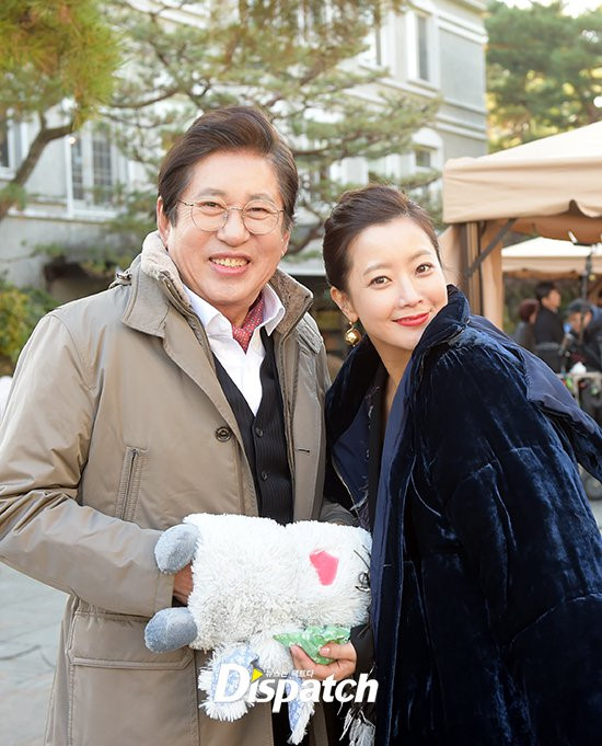 Kim Hee Sun chụp ảnh với “bố chồng” là diễn viên gạo cội Kim Yong Gun. 