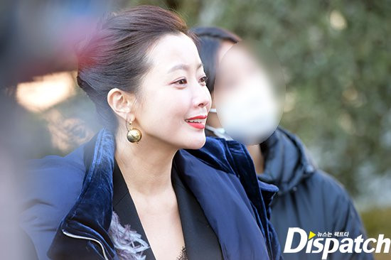 Cùng với trang phục, Kim Hee Sun được làm tóc vấn cao, trang điểm quý phái. Nữ diễn viên khá hợp với nhân vật này. Ở độ tuổi tứ tuần, nhan sắc Kim Hee Sun không thay đổi nhiều so với thời đóng Cà chua, Áo cưới… 
