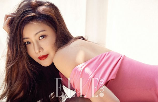 Người đẹp màn ảnh cũng vừa có bộ ảnh mới trên tạp chí Elle Hàn Quốc số tháng 7. Cô khoe vai trần trong một thiết kế ôm sát, cổ thuyền, tô son đỏ cổ điển. 