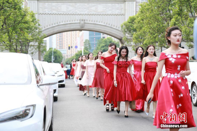 Các sinh viên nữ trong trang phục dạ hội đến dự lễ tốt nghiệp