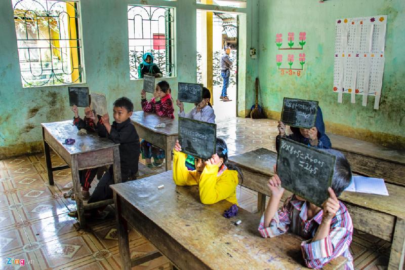 Theo kết quả điều tra đánh giá các mục tiêu phụ nữ và trẻ em Việt Nam năm 2014, số trẻ em trong độ tuổi đi học mầm non tham gia chương trình giáo dục đạt tỷ lệ 71,3%. Ở cấp tiểu học, số trẻ em nhập học đạt 98,6%; cấp THCS đạt 90,4% và cấp THPT đạt 70,7%.