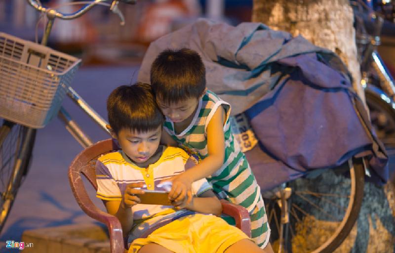 Máy vi tính, điện thoại, đồ công nghệ trở thành đồ chơi quen thuộc của trẻ em ngày nay, đặc biệt là khu vực thành thị. Nếu lạm dụng sẽ ảnh hưởng đến khả năng giao tiếp, cảm xúc của trẻ.