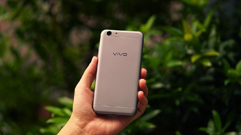 Vivo Y53 (3,39 triệu đồng): Dù thuộc phân khúc tầm trung, dành riêng cho đối tượng như học sinh, sinh viên, người thu nhập trung bình nhưng Vivo vẫn có cấu hình khá cao: RAM 2GB, chip xử Snapdragon 425, bộ nhớ trong 16 GB và dung lượng pin 2500 mAh .