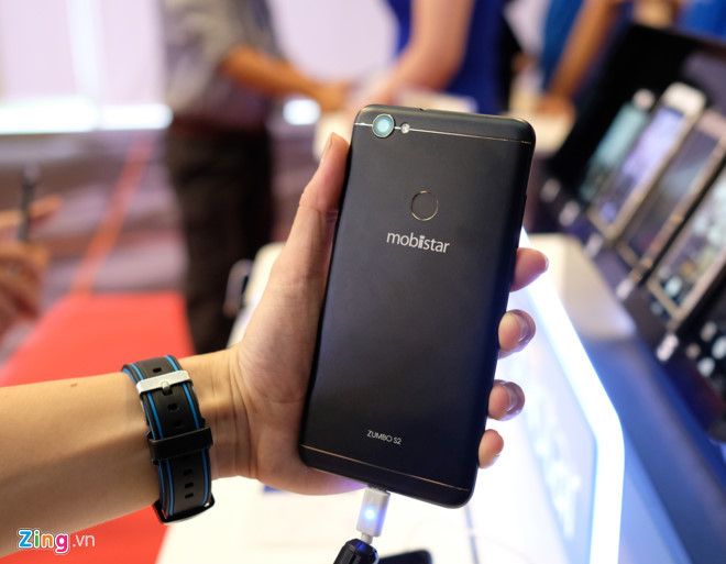 Mobiistar Zumbo S2 (3,79 triệu đồng): Zumbo S2 đến từ hãng điện thoại thương hiệu Việt Mobiistar. Điện thoại sở hữu bộ đôi camera chính và selfie có độ phân giải 13 MP. Hơn nữa, S2 được trang bị cấu hình khá, cảm biến vân tay, và thiết kế bằng kim loại tạo cảm giác chắc chắn so với các mẫu cùng phân khúc bình dân.