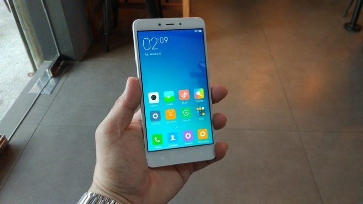 Xiaomi Redmi Note 4 (4,69 triệu đồng): Đây là phiên bản nâng cấp của Redmi Note 3, máy cho hiệu suất cao hơn 20%. Do đó, Note 4 đáp ứng tốt mọi tác vụ thông thường cũng như giải trí hàng ngày của người dùng.