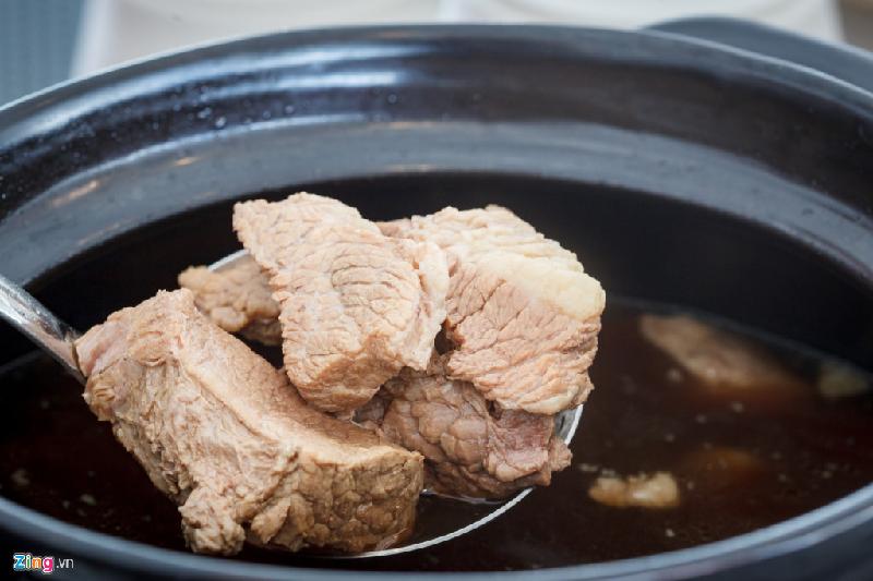 Gian hàng của Trung Quốc mang đến món súp thịt bò nấu với củ cải trắng.