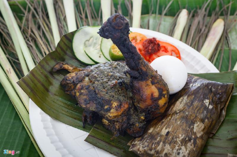 Nước chủ nhà Philippines chiếm nhiều gian hàng và có nhiều món ăn nhất trong kỳ đại hội lần này. Một trong số đó là món gà ác nấu với nước dừa, ăn kèm với trứng và cơm cay.