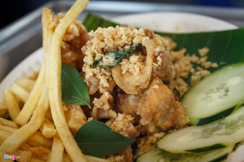 Còn đây là món gà rán với lớp vỏ ngũ cốc, ăn kèm với khoai tây chiên ở một gian hàng khác của nước Singapore.