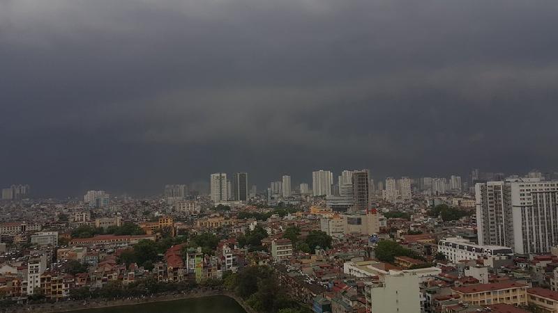Mây đen di chuyển về khu vực trung tâm nội thành Hà Nội
