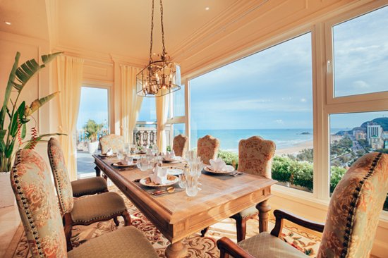 Phòng ăn với view nhìn một bên hướng núi, một bên hướng biển.