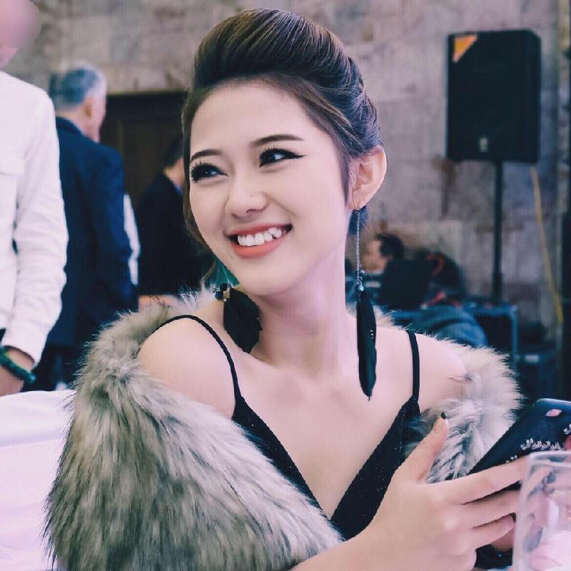 Trang Cherry sở hữu gương mặt xinh đẹp, nụ cười răng khểnh duyên dáng.
