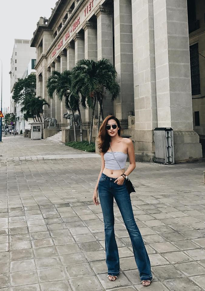 Phan Ngân khoe nét gợi cảm khi diện quần jeans ống loe cùng chiếc áo crop top kẻ sọc trong một buổi chiều mát mẻ trên đường phố. Cô cũng là một trong những thí sinh được đánh giá là có khả năng tiến xa tại The Face Việt Nam.