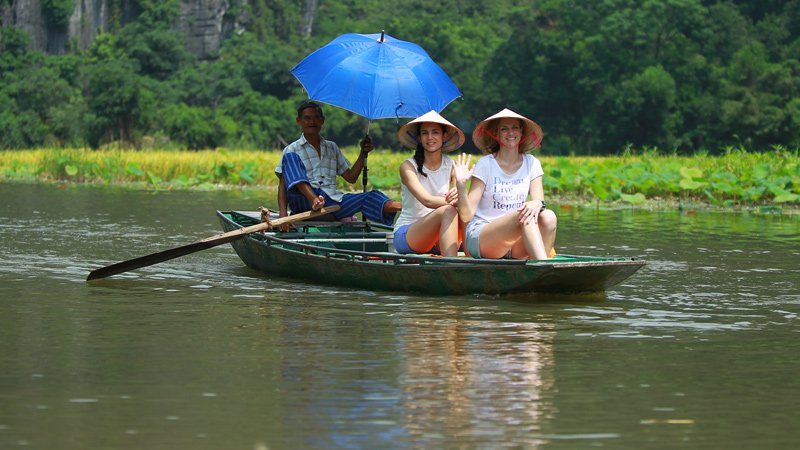Du khách nước ngoài trên thuyền tham quan dọc dòng Ngô Đồng.