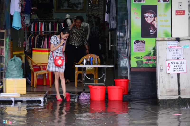 Bà Lê Thị Thu Lệ sống hơn 40 năm trên đường Điện Biên Phủ cho biết trước đây nơi này ít khi bị ngập. Từ khi các cao ốc trên đường Nguyễn Hữu Cảnh mọc lên, mỗi lần mưa nước lại dồn về khu vực này.