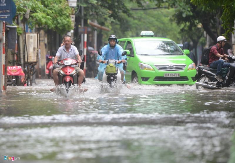 Phố Nguyễn Ngọc Nại (quận Thanh Xuân), nước ngập nửa bánh xe máy ngay từ 7h đến 9h30. Ảnh:
