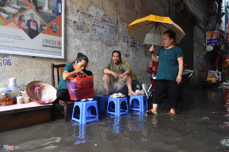 Hình ảnh một hàng nước trên ngõ nhỏ phố Chùa Bộc. Lúc này nước đã rút dần, mưa ngớt. Ảnh: Việt Hùng.