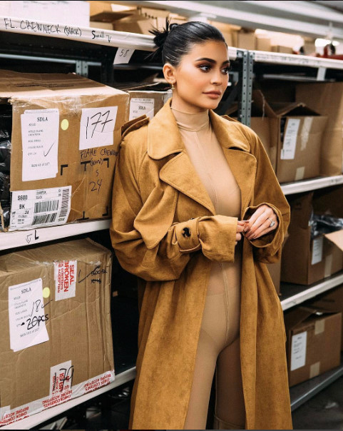 Nếu nhìn sơ qua mọi người sẽ nhầm tưởng Kylie Jenner chỉ mặc duy nhất một chiếc áo khoác dáng dài gam màu beige. Thật ra bên trong cô mặc jumpsuit nude ôm sát cơ thể. Bộ cánh không hở hang nhưng vẫn khiến người đối diện phải nhức mắt. 