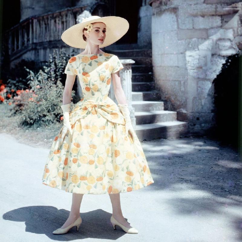 Audrey Hepburn - 1955: Nữ minh tinh lừng lẫy, biểu tượng thời trang và sắc đẹp một thời của Hollywood - Audrey Hepburn là một trong những người đẹp có nhiều ảnh hưởng trong làng thời trang thế giới. Chiếc váy công chúa hoạ tiết hoa vàng đậm chất mùa hè này là một trong những bộ váy rất nổi tiếng của Audrey, tạo cảm hứng cho những thiết kế quý phái sau này. 