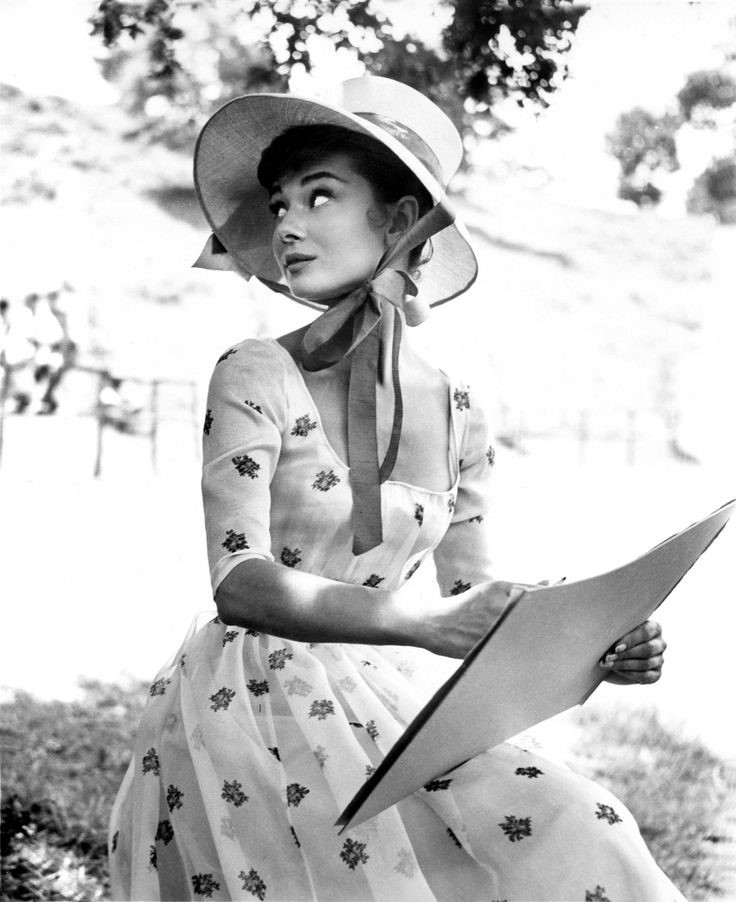 Trong một thời điểm khác, bộ ảnh thời trang trắng đen của Audrey Hepburn cũng tạo được cơn sốt với chiếc váy voan cổ vuông hoạ tiết hoa đầy nữ tính. Nàng thơ xinh đẹp còn trở nên cổ điển và bí ẩn hơn với chiếc nón cói buộc nơ.  