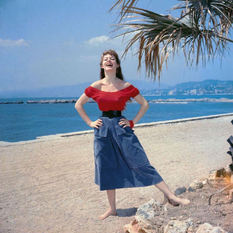Brigitte Bardot tại Cannes (1955): Bộ trang phục màu sắc của nữ diễn viên Brigitte Bardot tại Liên hoan phim Cannes năm 1955 đã trở thành một biểu tượng theo rất  nhiều cách. Xu hướng thời trang phóng khoáng, tự nhiên trên chất liệu jeans trẻ trung kết hợp với kiểu dáng truyền thống cùng một vòng eo bó sát là những gì mà Brigitte Bardot đã truyền tải. 