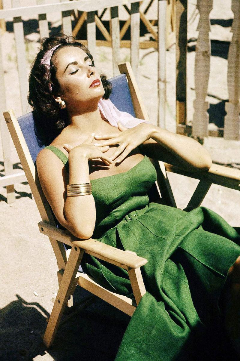 Elizabeth Taylor - Suddenly, Last Summer (1959): Là tín đồ của màu xanh lá cây, "nữ hoàng sắc đẹp" một thời của Hollywood đã xây dựng nên cả một tượng đài thời trang tươi mát trong bộ phim tình cảm mang đậm không khí mùa hè. 