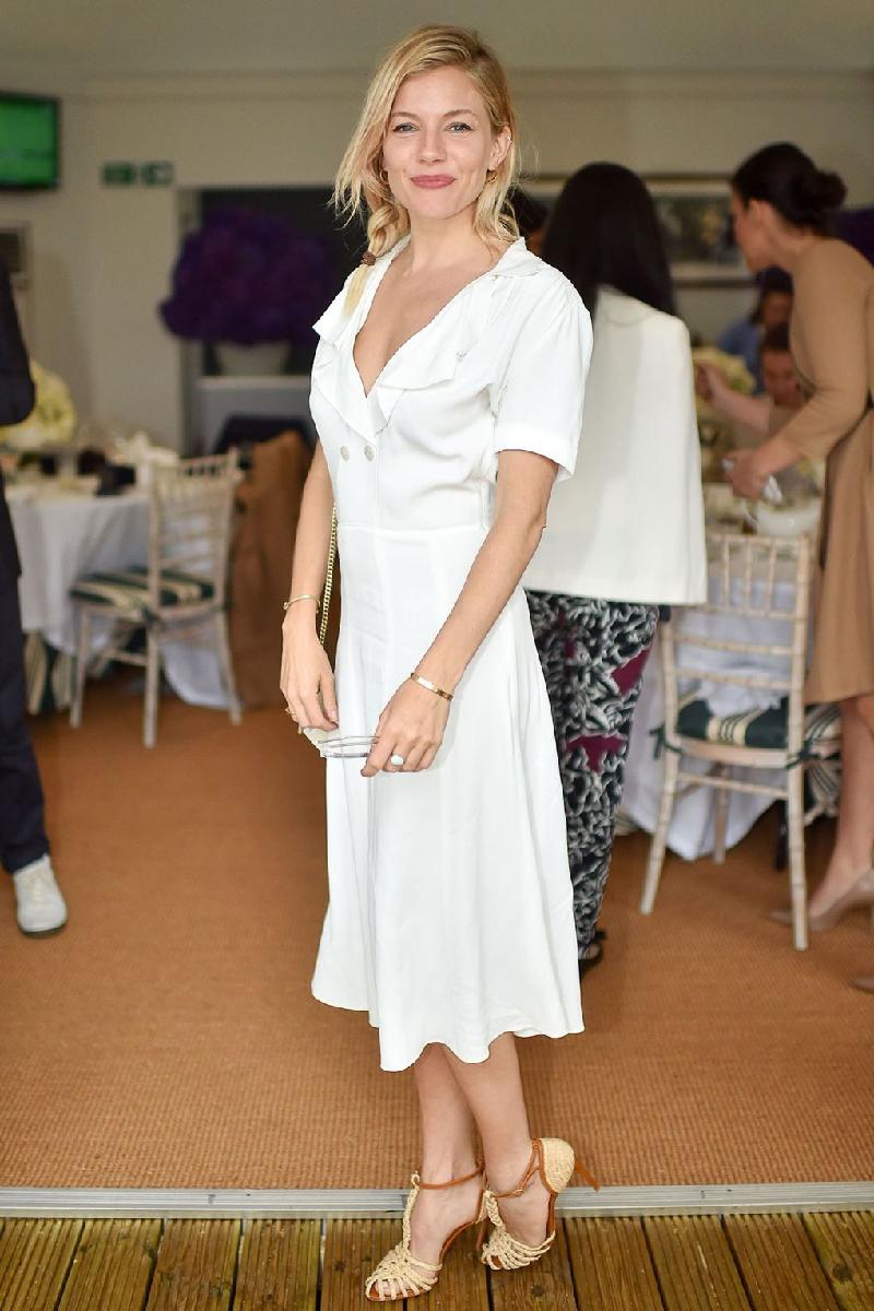 Sienna Miller tại Wimbledon 2016: Trang phục mùa hè màu trắng của nhà mốt Ralph Lauren Wimbledon được diện bởi nữ diễn viên Sienna Miller là sự kết hợp tinh tế giữa sơ mi cổ lật cùng chân váy chữ A. Bộ váy được bình chọn là trang phục thanh lịch và sang trọng hàng đầu tại giải đấu tennis mang đậm tính hoàng gia này vào năm ngoái. 