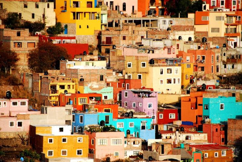 Guanajuato, Mexico: Thị trấn cổ Guanajuato có từ thế kỷ 16, các con đường nhỏ hẹp đưa du khách vòng qua các ngôi nhà màu pastel nằm sát sườn đồi. Thị trấn được UNESCO công nhận là Di sản văn hóa này hiện còn lưu giữ được nhiều tòa nhà cổ, và nhiều công trình tôn giáo khác. Ảnh: AP.