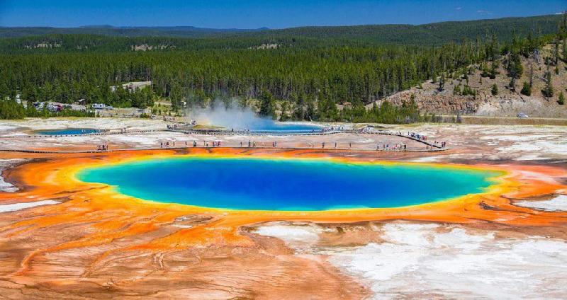 Vườn quốc gia Yellowstone thành lập năm 1872, được coi như một biểu tượng về tài nguyên thiên nhiên của Mỹ. Điểm nổi bật nhất trong công viên là hồ Morning Glory, hình thành từ mạch suối nước nóng. Vẻ đẹp từ màu sắc xanh lam, vàng cam, xanh da trời, và đỏ cùng với làn khói bốc hơi nghi ngút do nhiệt độ cao khiến cảnh vật xung quanh mờ ảo, tựa như ở hành tinh khác. Ảnh: Relativelyinteresting.com.