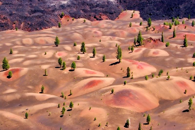 Cảnh tượng giống như một thiết kế đồ họa này có tên là Painted Dunes, nằm trong Vườn Quốc gia Lassen ở California, Mỹ. Màu sắc lạ lùng của đất đá nơi đây được hình thành từ quá trình oxy hóa của tro núi lửa. Ảnh: Panoramio.com.