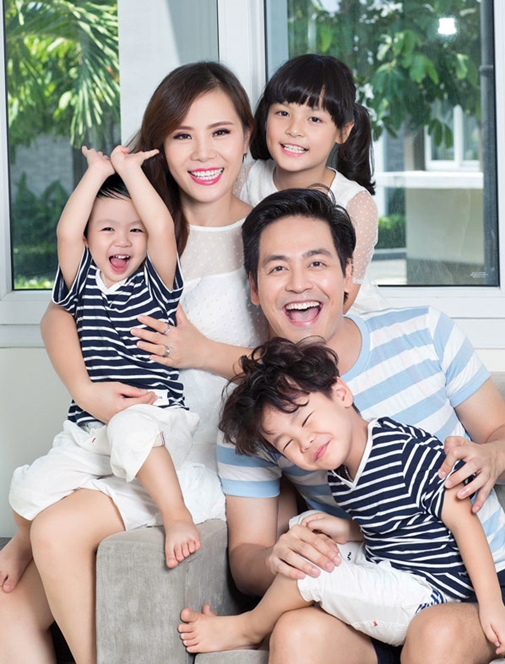 Trước đây, MC Phan Anh vì muốn cuộc sống của các con không bị ảnh hưởng bởi sự nổi tiếng của bố nên anh luôn giấu hình ảnh gia đình trước truyền thông. Sau quyết định đưa con gái tham gia 