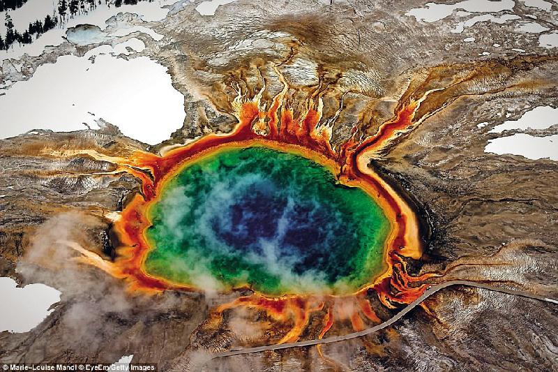 Suối nước nóng Grand Prismatic ở công viên quốc gia Yellowstone của Mỹ rộng hơn 110 m và sâu hơn 40 m. Trung tâm suối quá nóng, không có sinh vật nào sống được, nên có màu xanh trong. Tuy nhiên, nước ở rìa ngoài bớt nóng hơn, tạo điều kiện cho nhiều loài vi khuẩn phát triển, hình thành màu sắc rực rỡ.