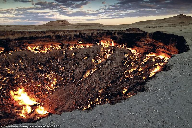 Hố gas Darvaza (Turkmenistan) còn được gọi là “Cổng địa ngục” với những đám lửa cháy suốt ngày đêm. Khung cảnh huyền bí giữa sa mạc mênh mông càng khiến cho nơi này trở nên ấn tượng, đặc biệt là vào buổi đêm hay bình minh.
