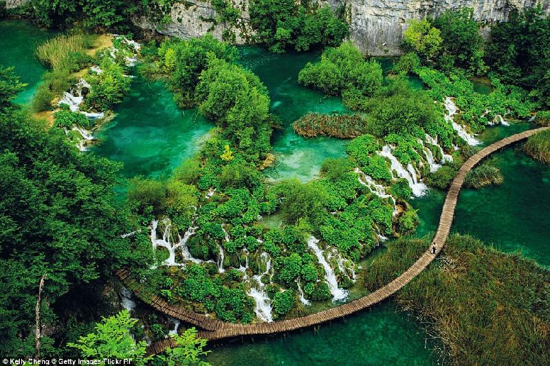 Công viên quốc gia hồ Plitvice Lakes là khu bảo tồn rộng 295 km2 ở trung tâm Croatia. Du khách có thể khám phá 16 hồ nước nối liền bởi các thác nước và hẻm núi đá vôi ấn tượng.