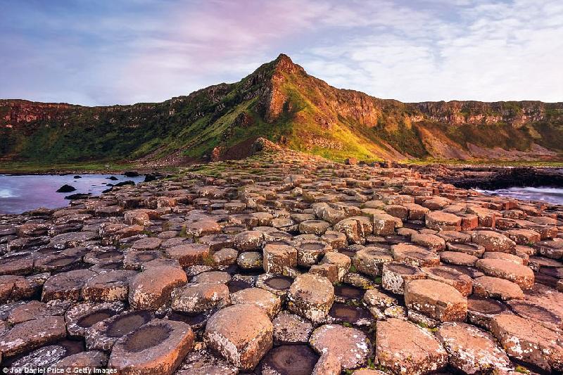 Giant's Causeway (Đường của người khổng lồ) ở Antrim (Bắc Ireland) khiến du khách choáng ngợp trước những cột đá basalt trùng điệp. Chúng là kết quả của một vụ phun trào núi lửa cổ xưa.