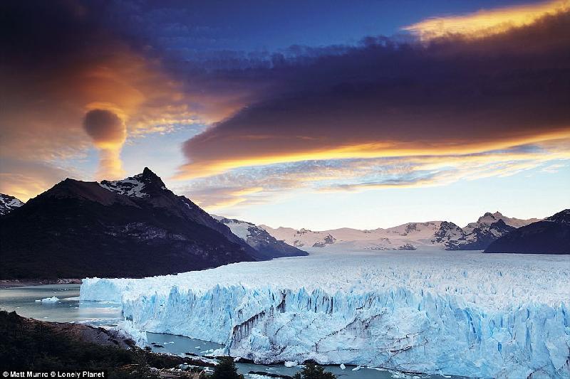 Perito Moreno là một trong số 3 sông băng trên thế giới lớn lên hàng năm thay vì tan đi. Khối băng khổng lồ ở Argentina này di chuyển được gần 2 m mỗi ngày.