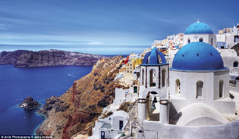 Santorini nằm trong quần đảo Cyclades của Hy Lạp ở biển Aegea. Vụ phun trào núi lửa vào thế kỷ 16 trước Công nguyên đã tạo nên địa hình hiểm trở ở nơi đây.