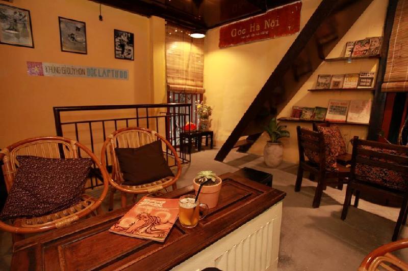 2. Góc Hà Nội: Tên quán cà phê nằm trên đường Bùi Viện phần nào nói lên được phong cách cũng rất Hà Nội của quán với cách bày trí đầy hoài niệm.