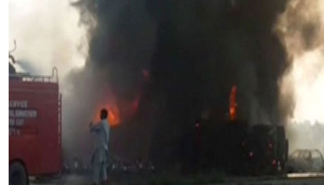 Pakistan: Xe chở dầu lật, bốc cháy khiến 123 người thiệt mạng