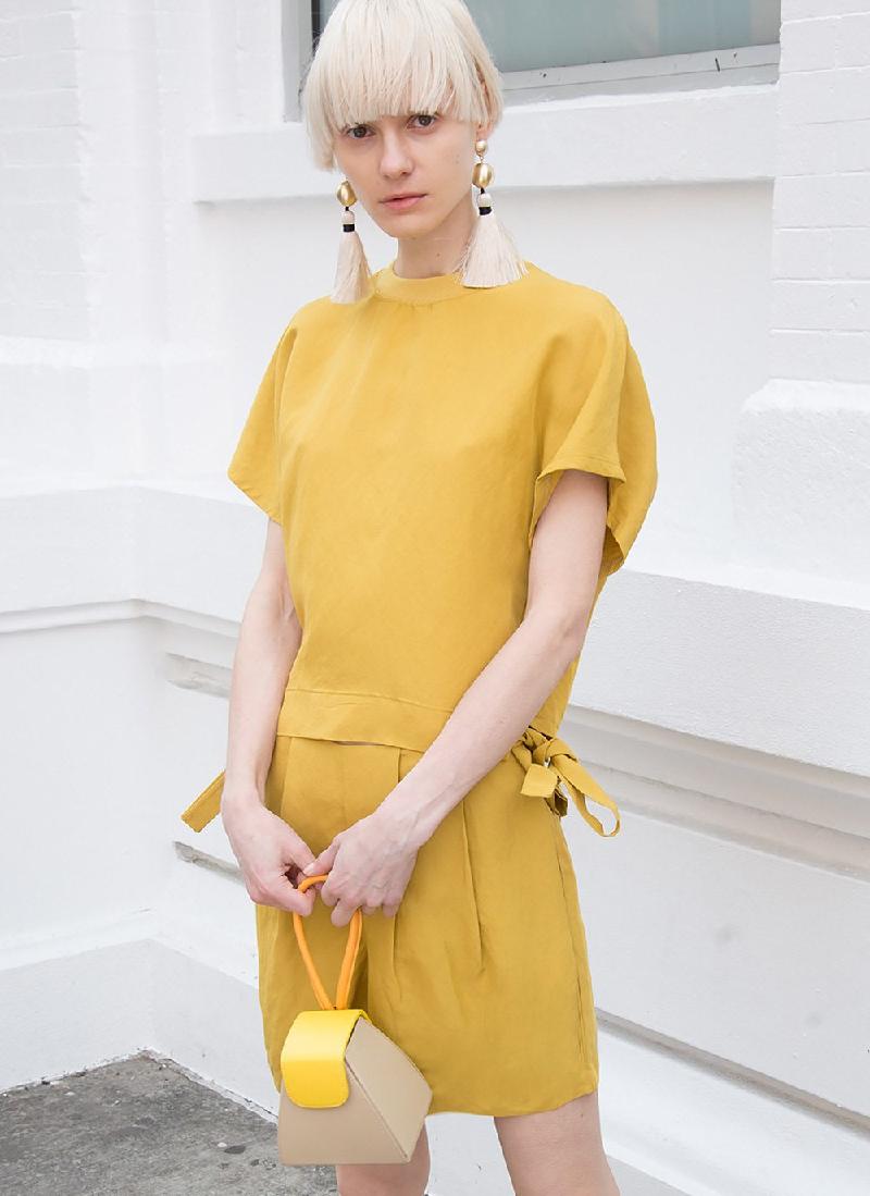 Tông màu mustard (vàng nghệ) là một trong những xu hướng thời trang đình đám kéo dài từ hè năm 2016 đến nay. Khi phối đồng bộ giữa áo và quần cùng tông màu khiến người mặc trở nên rực rỡ và đậm chất mùa hè. 