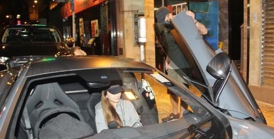 Quách Phú Thành đưa vợ trẻ đi ăn tối bằng siêu xe