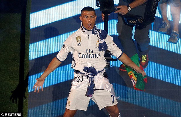 Ronaldo với kiểu ăn mừng quen thuộc khi được xướng tên ở Bernabeu