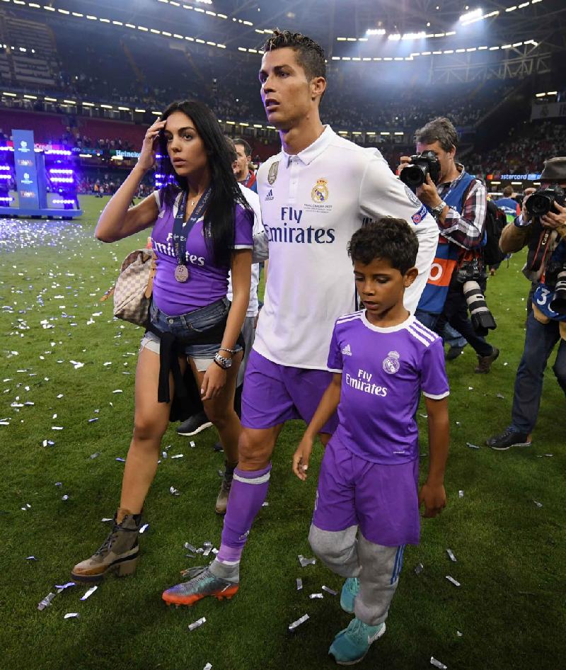 Ronaldo dường như lúc này có tất cả, sự nghiệp, danh tiếng, tiền bạc, một mối tình đẹp và một cậu con trai yêu quý luôn bên cạnh.